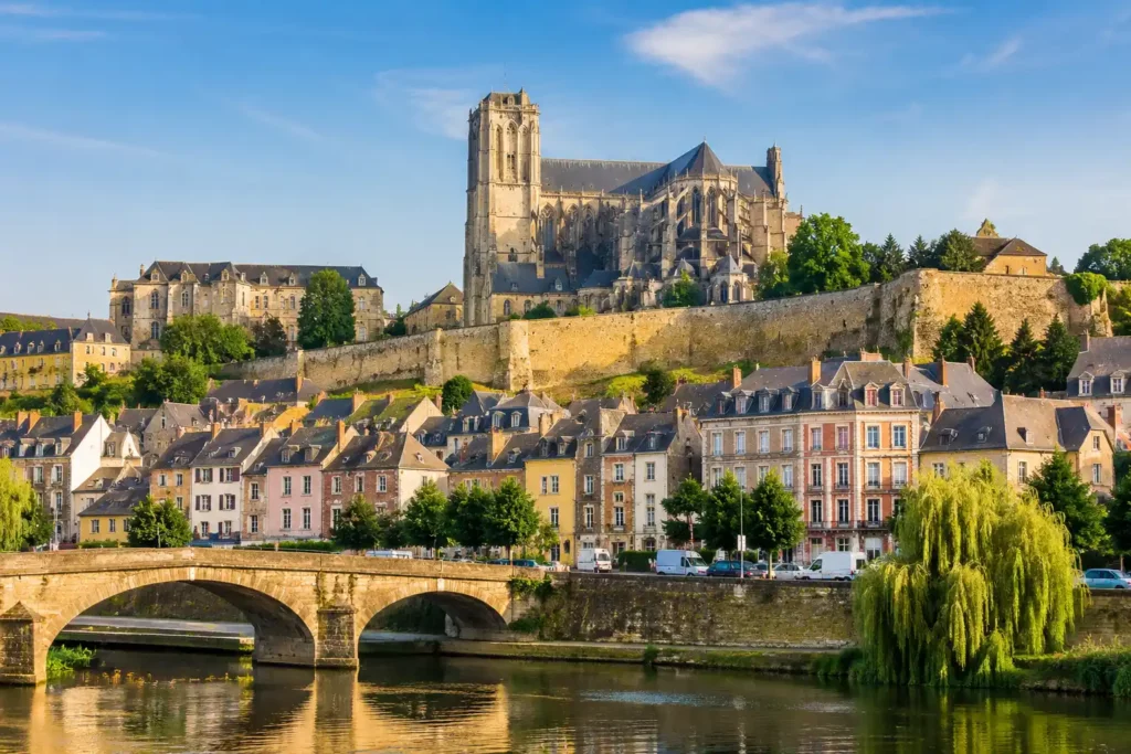 Lexiclais_Agence de traduction Le Mans Vue du centre historique du Mans avec la cathédrale Saint-Julien, pour illustrer une agence de traduction au Mans