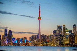 Vue du centre-ville de Toronto au Canada avec la Tour CN, illustrant une procédure d'immigration auprès d'Immigration, Réfugiés et Citoyenneté Canada (IRCC).