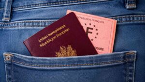 Passeport français et document administratif illustrant une démarche de naturalisation en France.