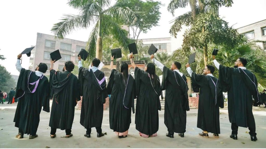 Étudiants diplômés célébrant leur réussite avant une inscription universitaire en France ou à l’étranger