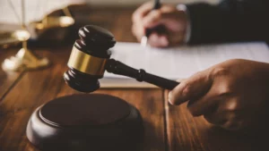 Marteau de justice illustrant l’apostille et la légalisation d’un diplôme ou d’un relevé de notes