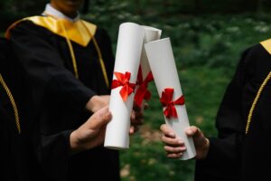 Diplômes encadrés illustrant une demande d’attestation ENIC-NARIC en France.