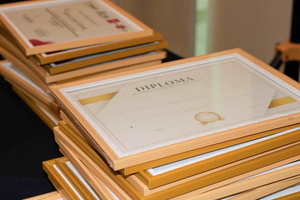 Diplômes encadrés illustrant une demande d’attestation ENIC-NARIC en France.