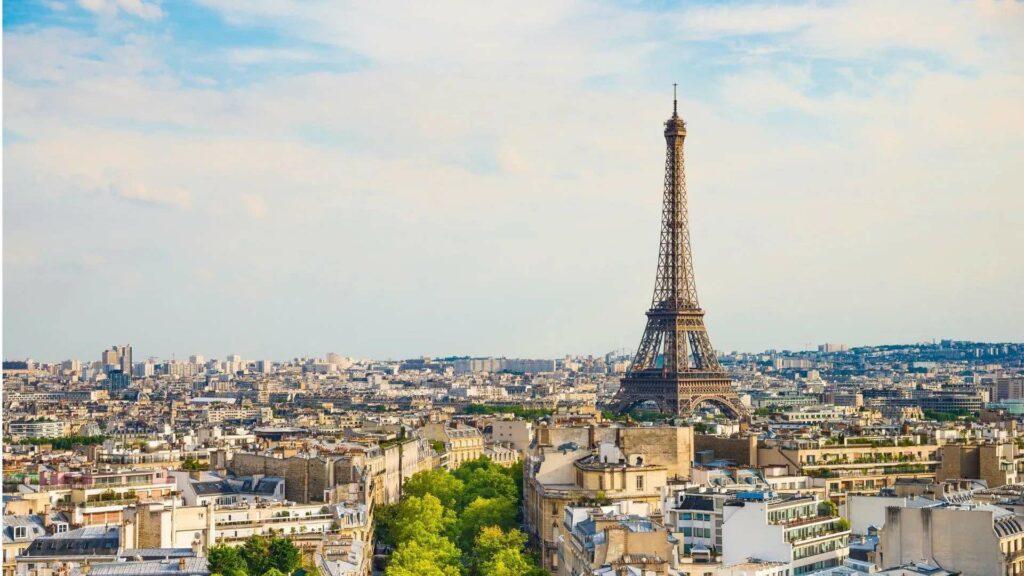 Vue de Paris illustrant une demande de carte de séjour VLS-TS pour rechercher un emploi ou créer une entreprise
