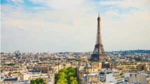 Vue de Paris illustrant une demande de carte de séjour VLS-TS pour rechercher un emploi ou créer une entreprise