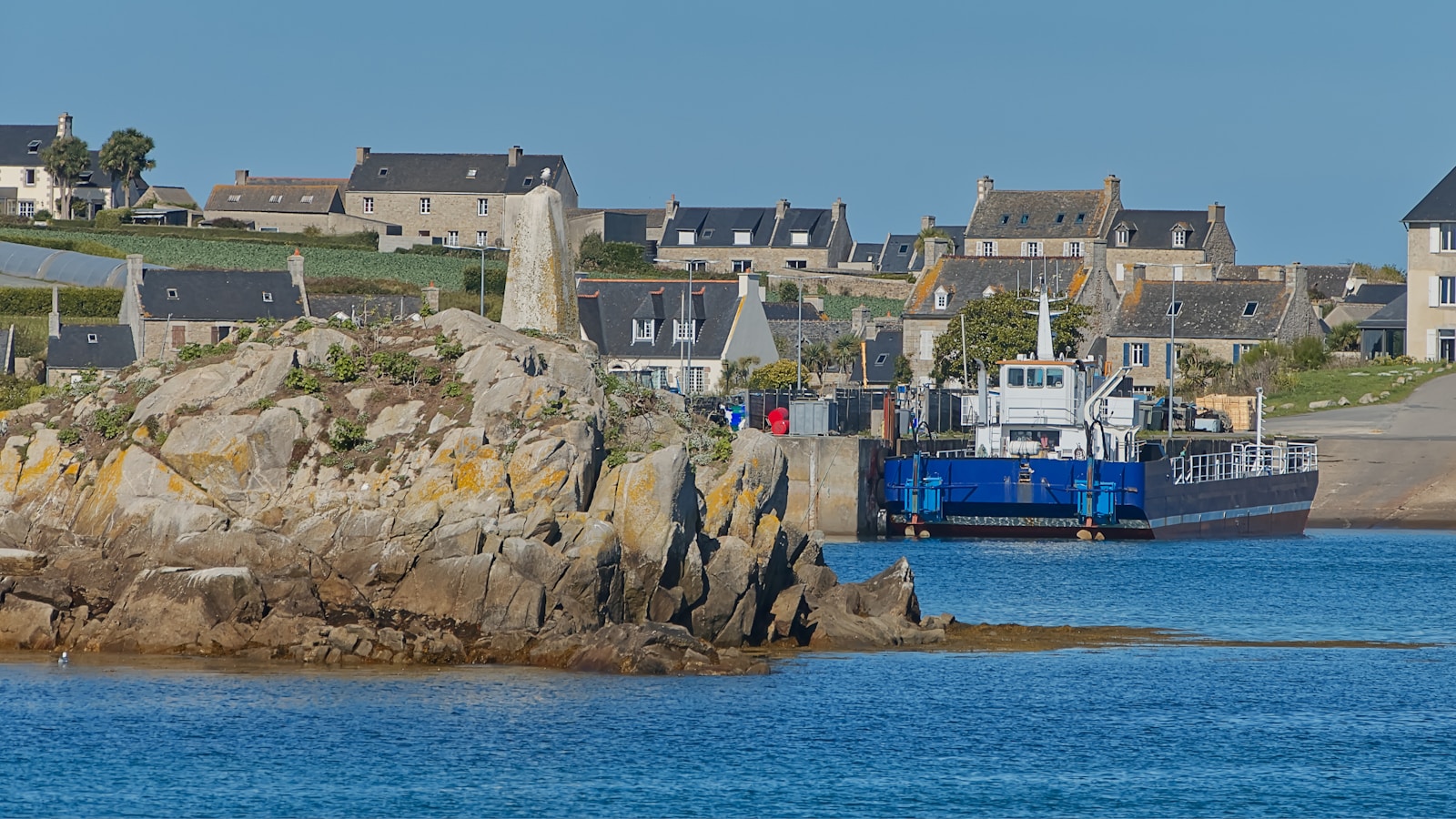 Activité portuaire en Bretagne pour illustrer les échanges maritimes liés à Brest