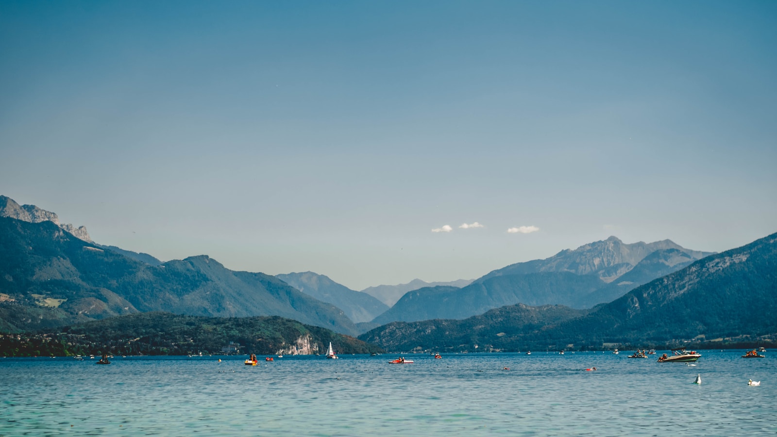 Vue d’Annecy entre lac et montagnes, dans un territoire proche de Genève et de la Suisse
