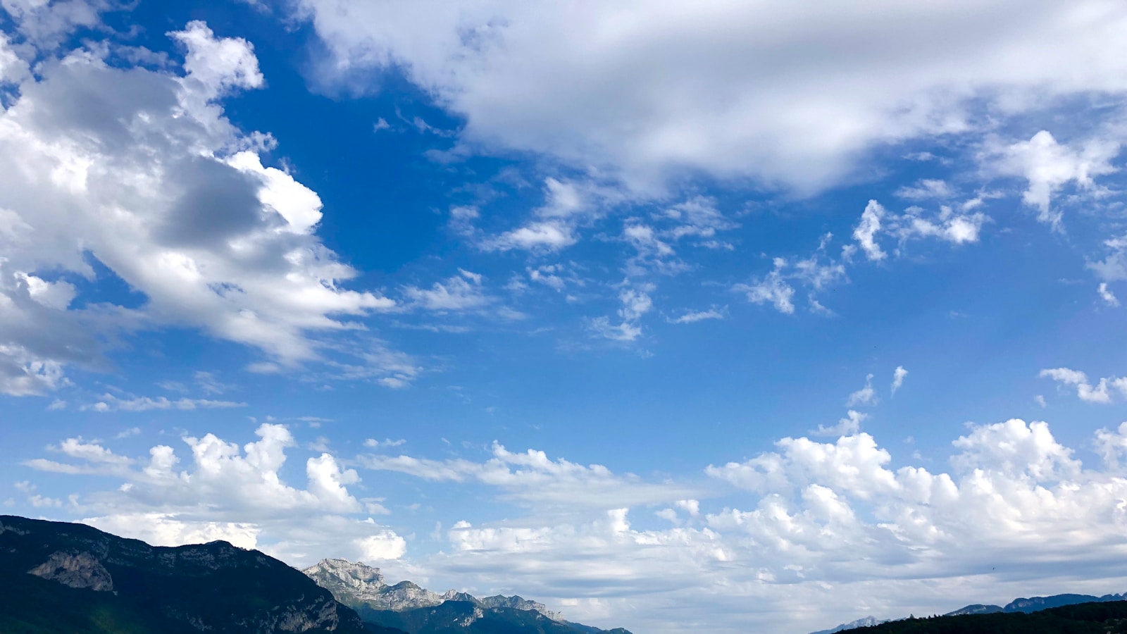 Lac d’Annecy et reliefs alpins, illustrant l’attractivité touristique et internationale du territoire