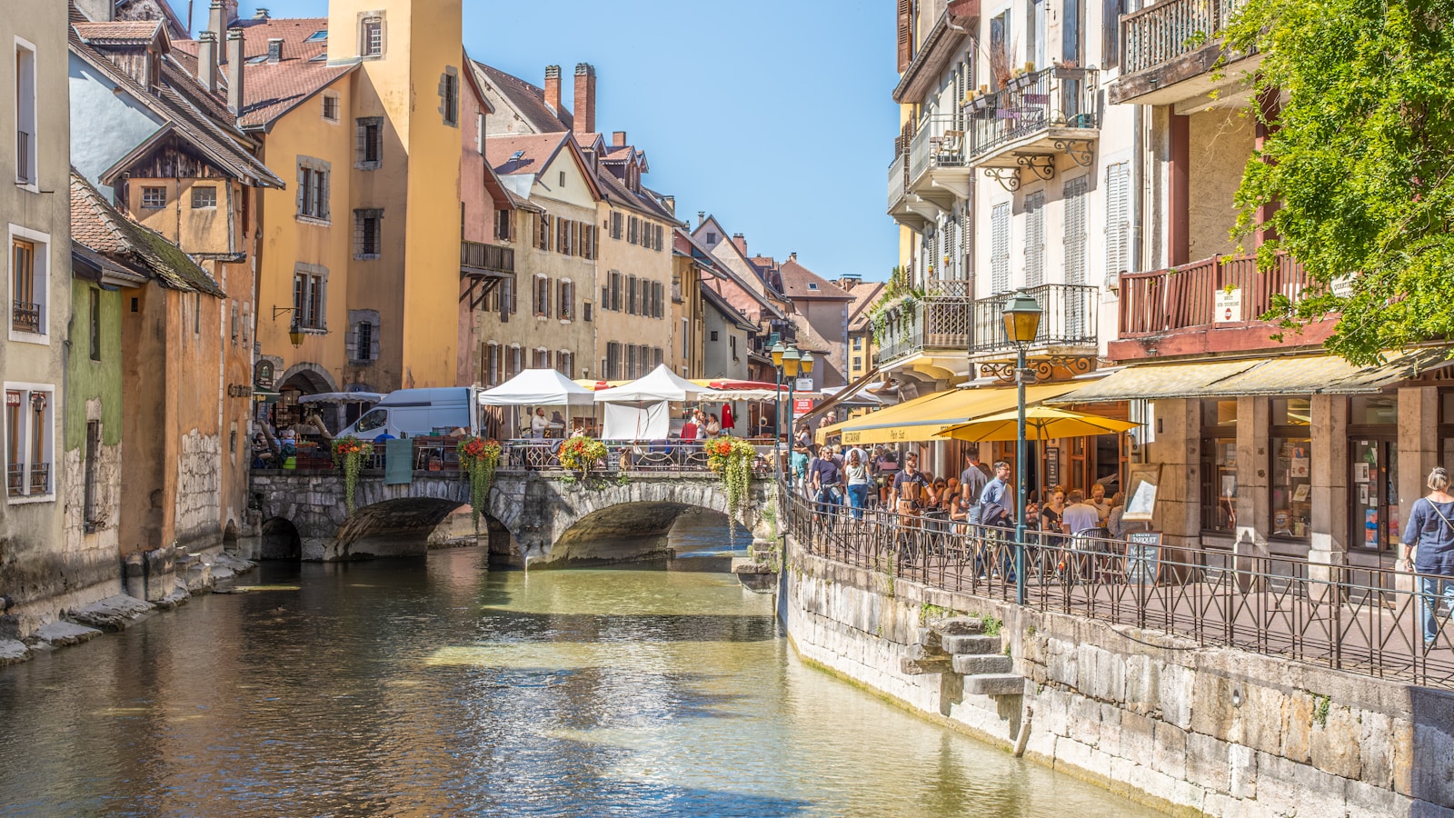 Canal du Thiou dans la vieille ville d’Annecy, entre façades historiques et activité touristique