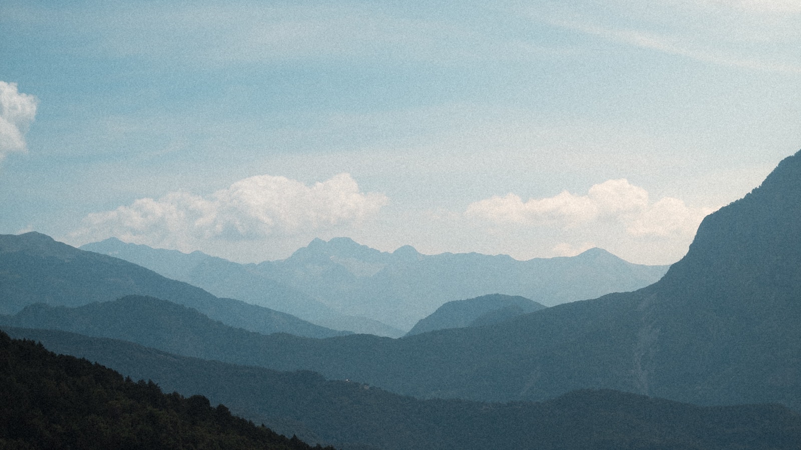 Chaîne des Pyrénées entre la France et l’Espagne, dans un paysage verdoyant