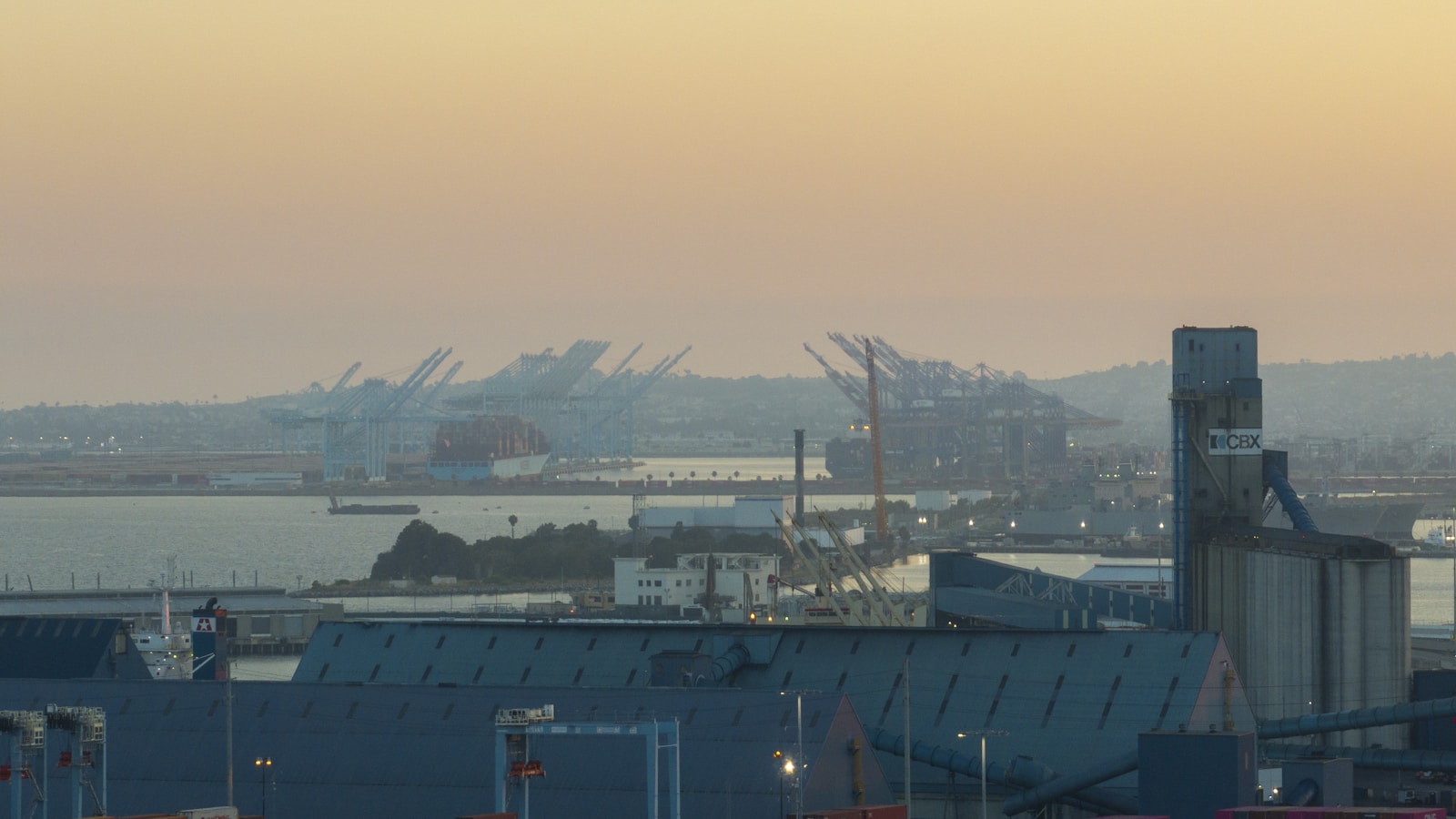 Navire de commerce et installations portuaires illustrant les échanges internationaux traités depuis Bayonne