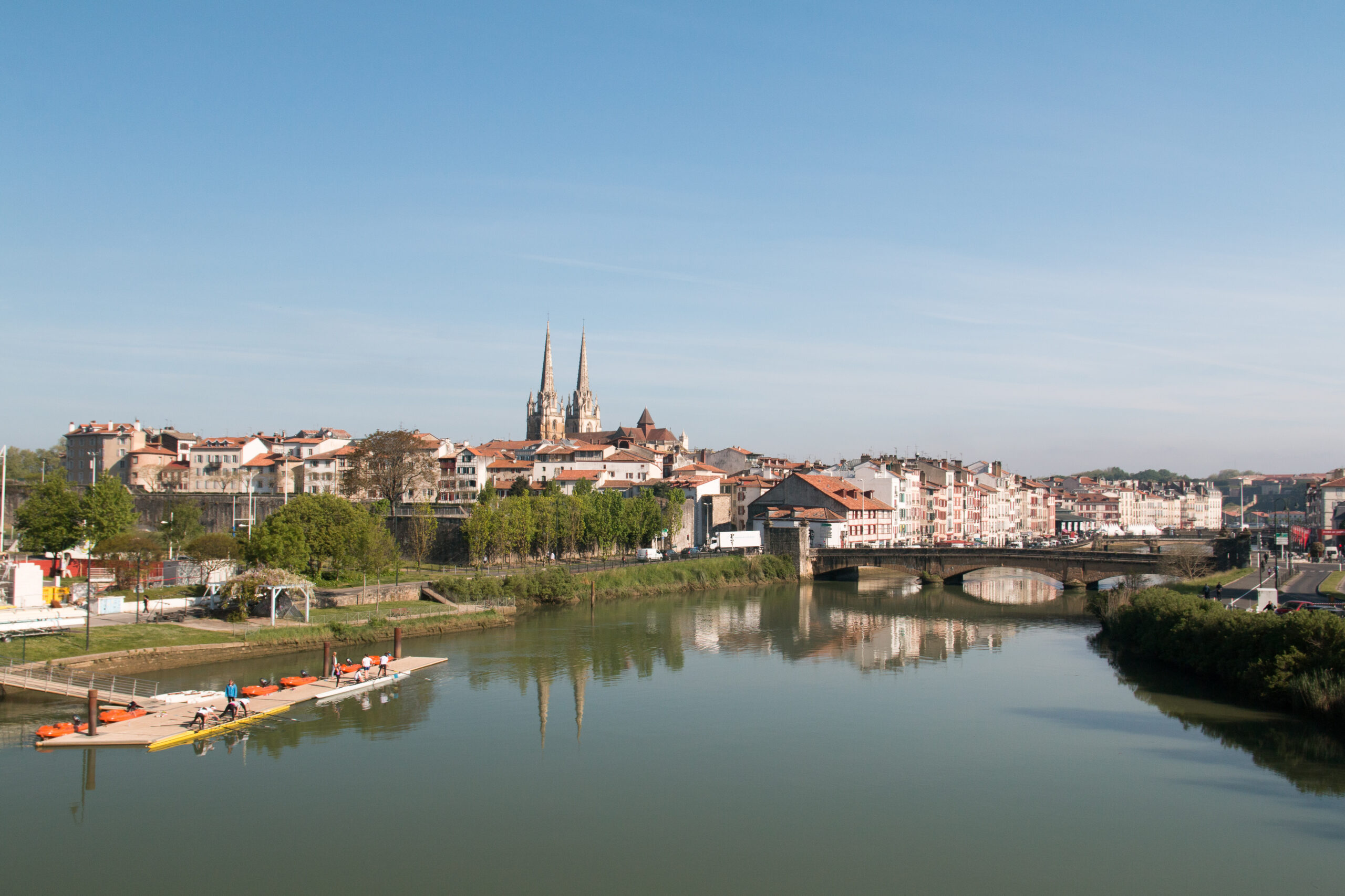 La Nive traversant le centre historique de Bayonne, avec les quais et les toits de la ville