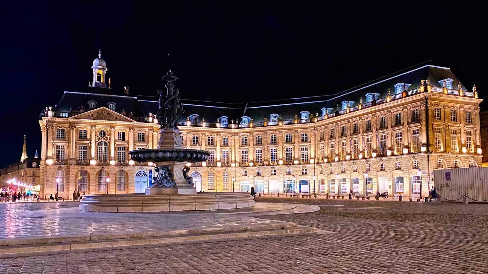 Place de la Bourse à Bordeaux au bord de la Garonne, symbole du patrimoine et des échanges internationaux