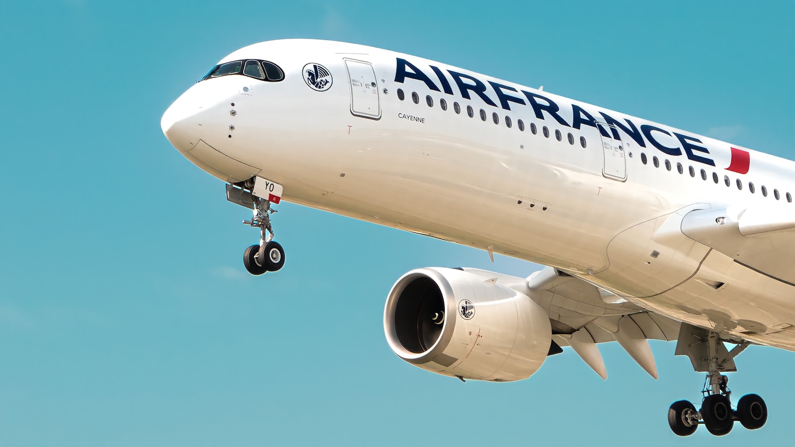 Avion en vol illustrant la filière aéronautique et les échanges industriels internationaux de Bordeaux