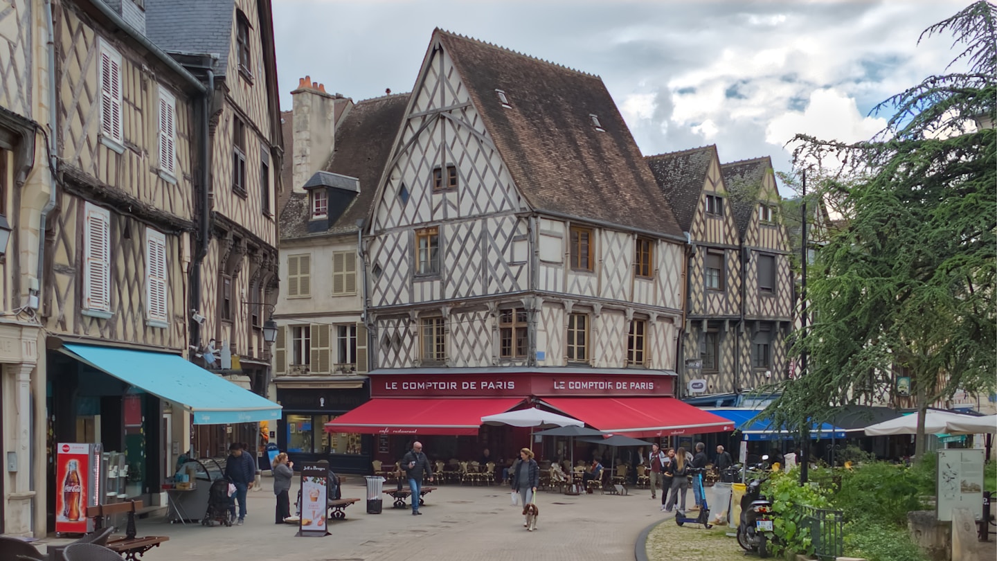 Place Gordaine et maisons anciennes dans le centre historique de Bourges