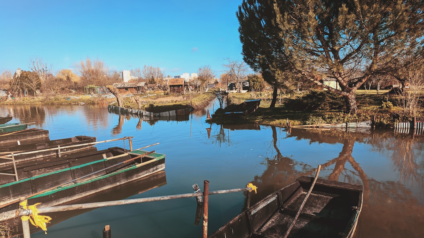 Barques dans les marais de Bourges pour illustrer le territoire berruyer et la couverture locale de Lexicalis