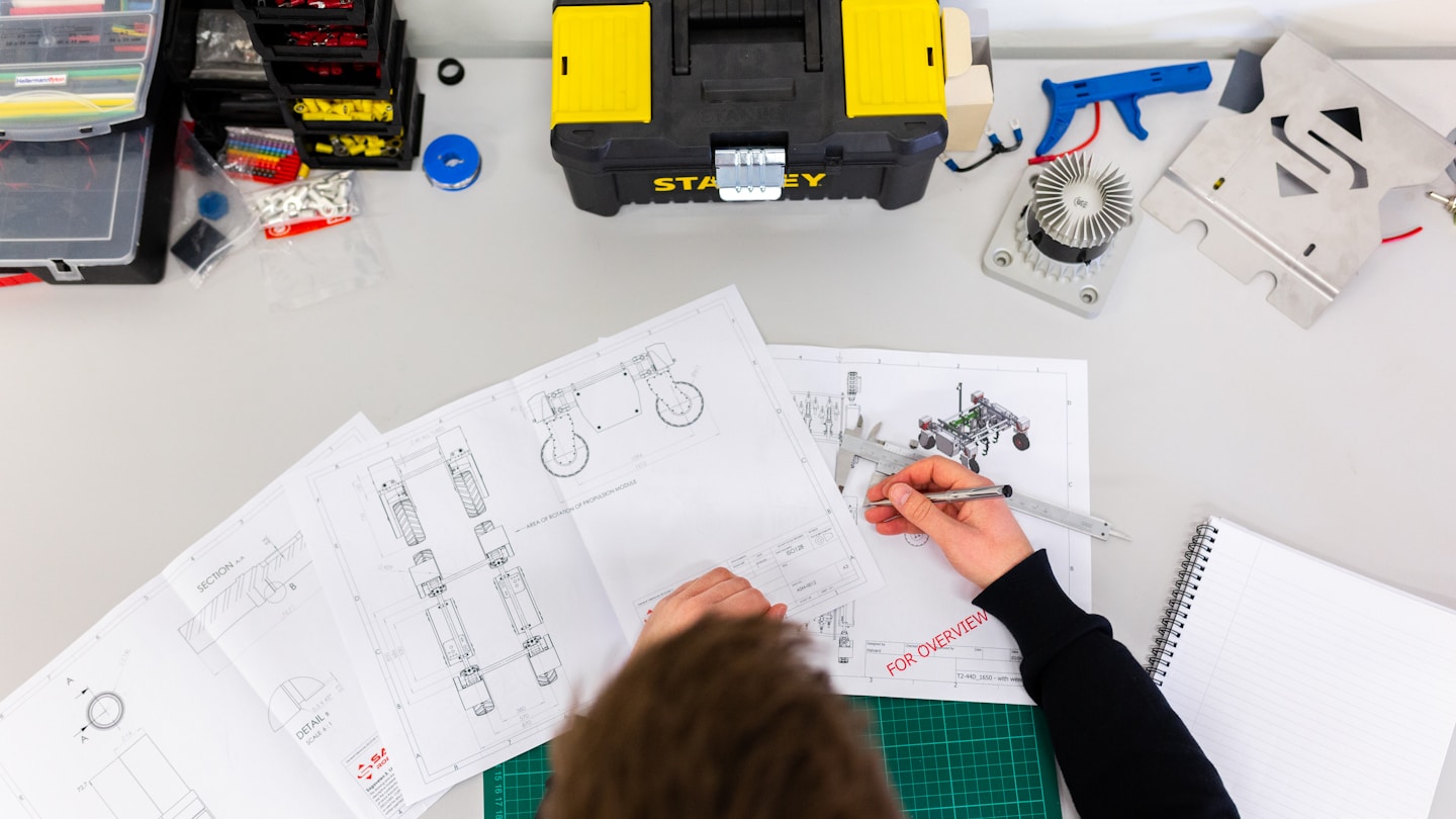 Ingénieur travaillant sur une conception technique pour illustrer les besoins de traduction industrielle à Bourges