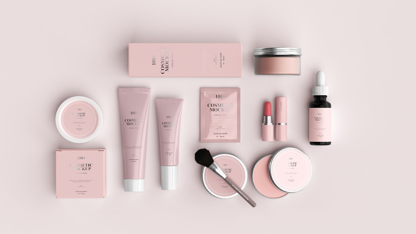 Agence de traduction Chartres – Lexicalis – secteur cosmétique Flacons cosmétiques illustrant les besoins de traduction des entreprises du secteur à Chartres
