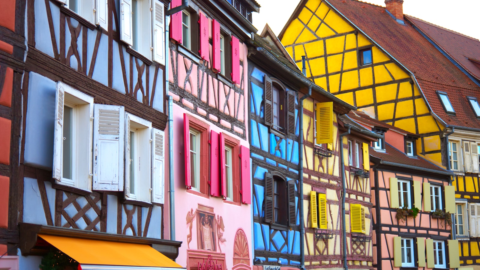 Façades colorées du centre historique de Colmar dans un contexte touristique international