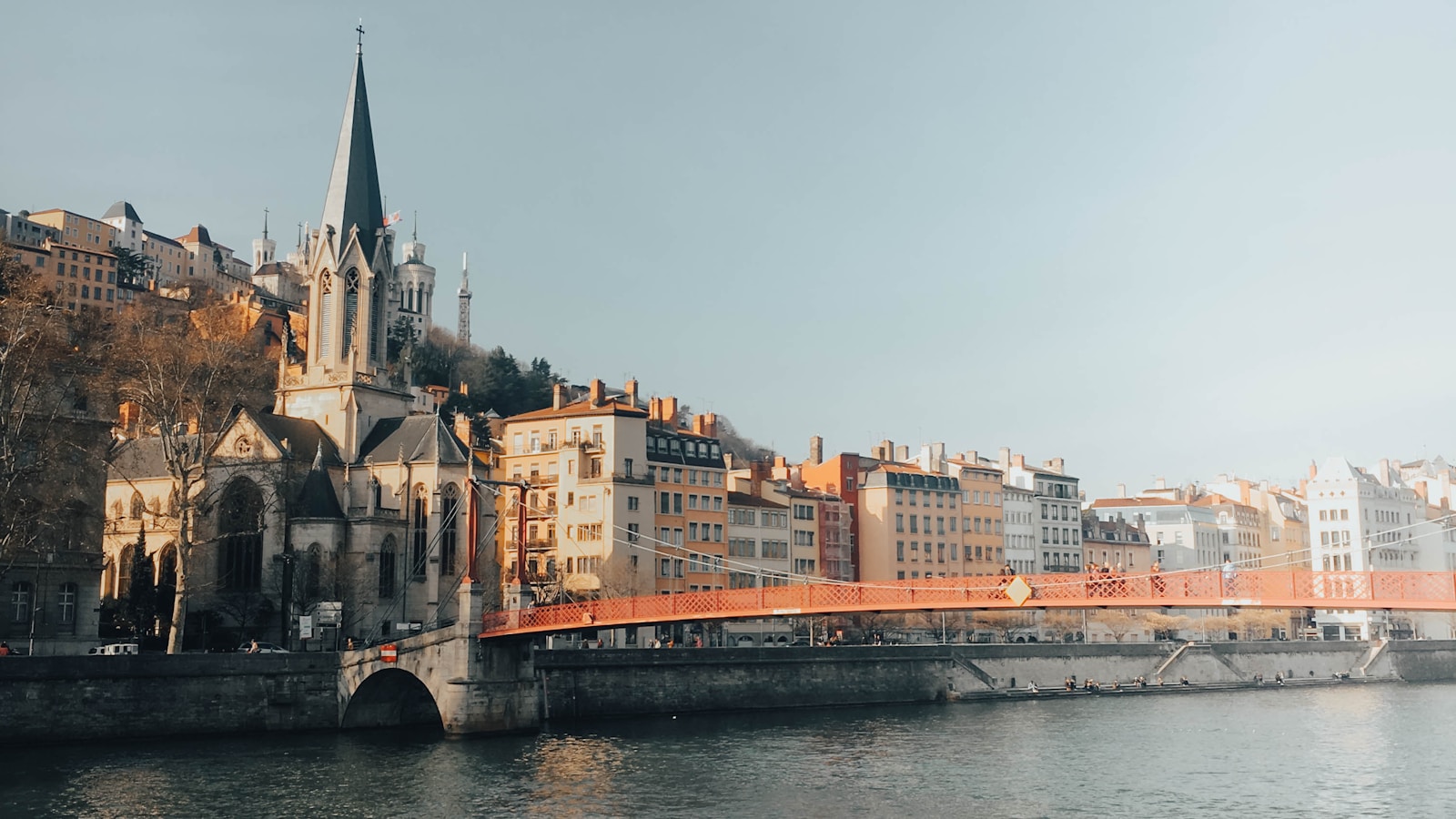 Vue de Lyon au bord du Rhône illustrant son environnement urbain et international