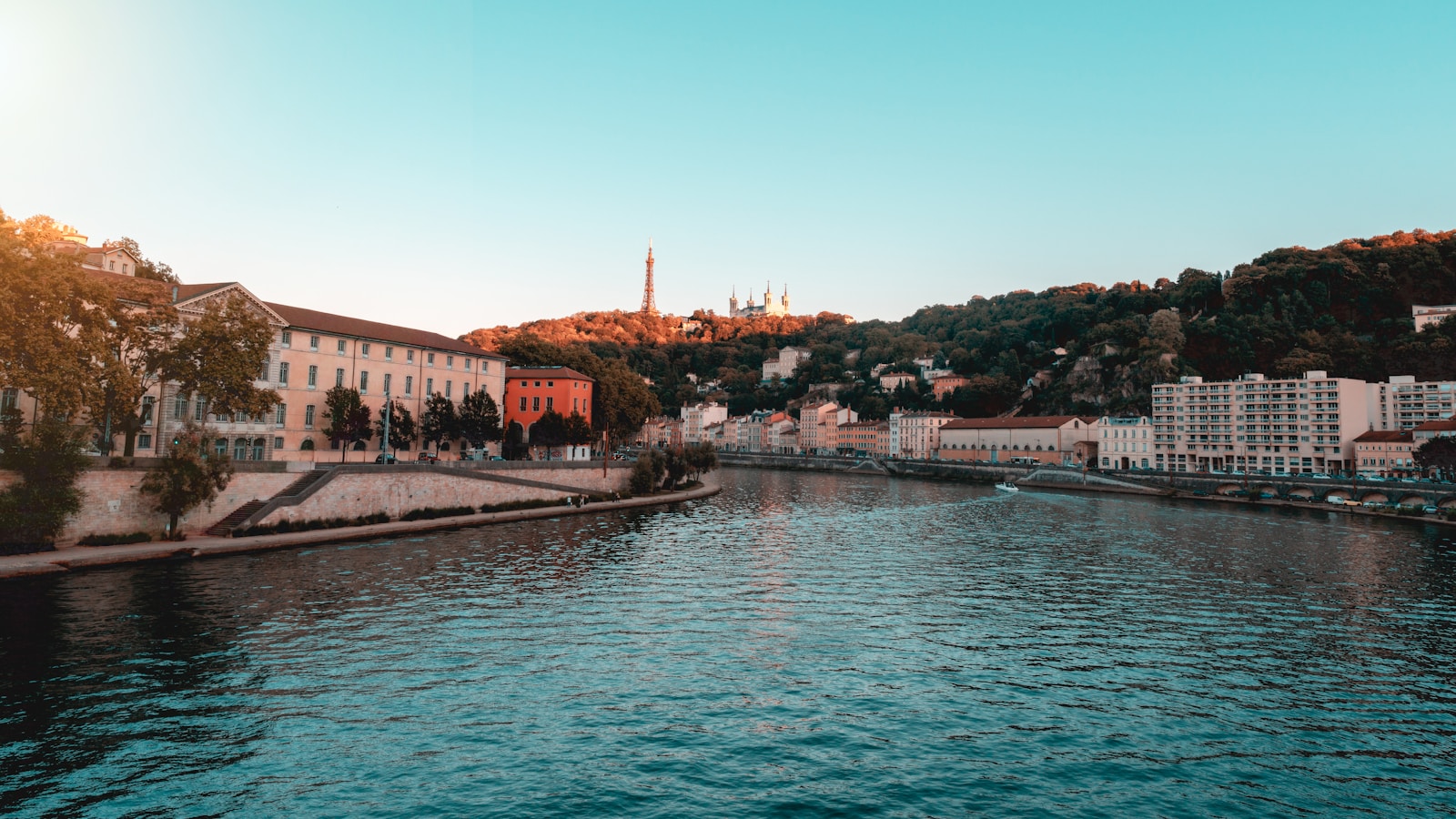 Vue de Lyon depuis la Saône avec Fourvière, symbole de la ville et de son attractivité internationale