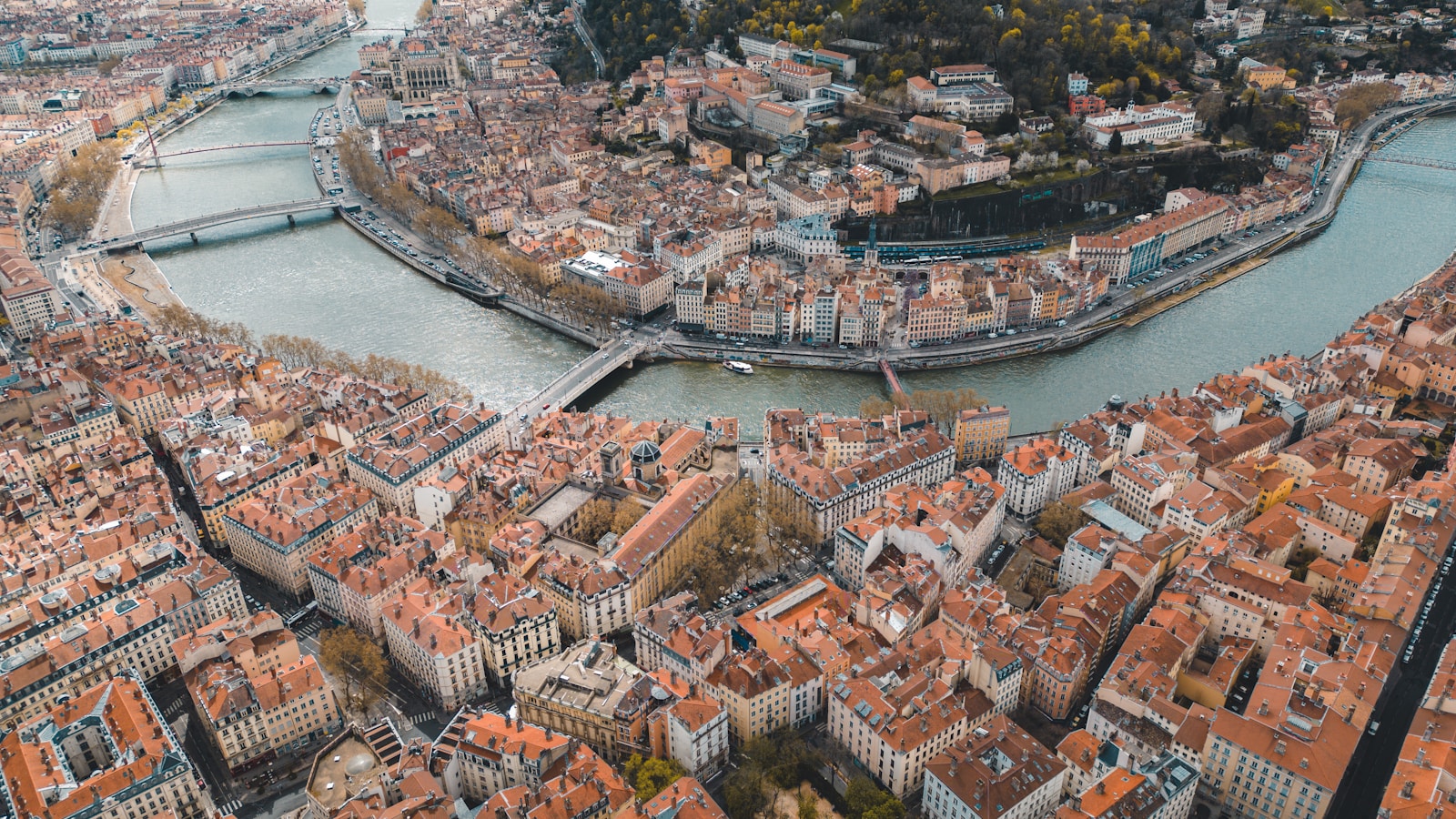 Vue aérienne de Lyon et de ses quartiers, illustrant le dynamisme économique de la métropole