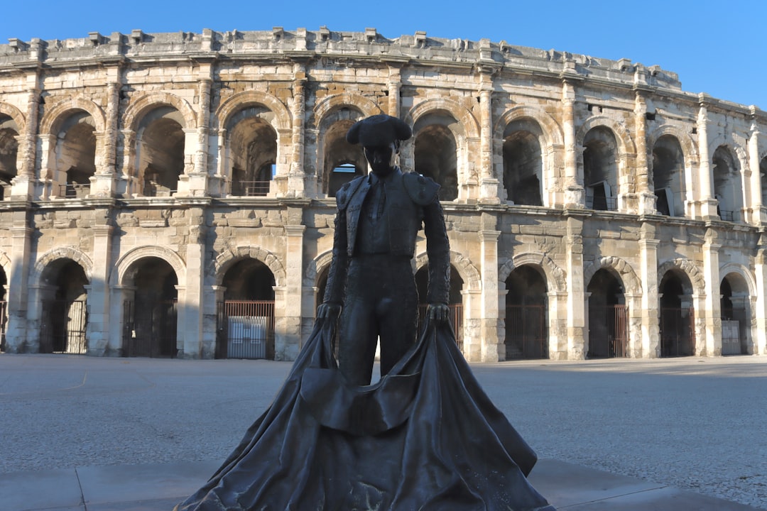 Arènes de Nîmes illustrant la traduction touristique et la communication internationale