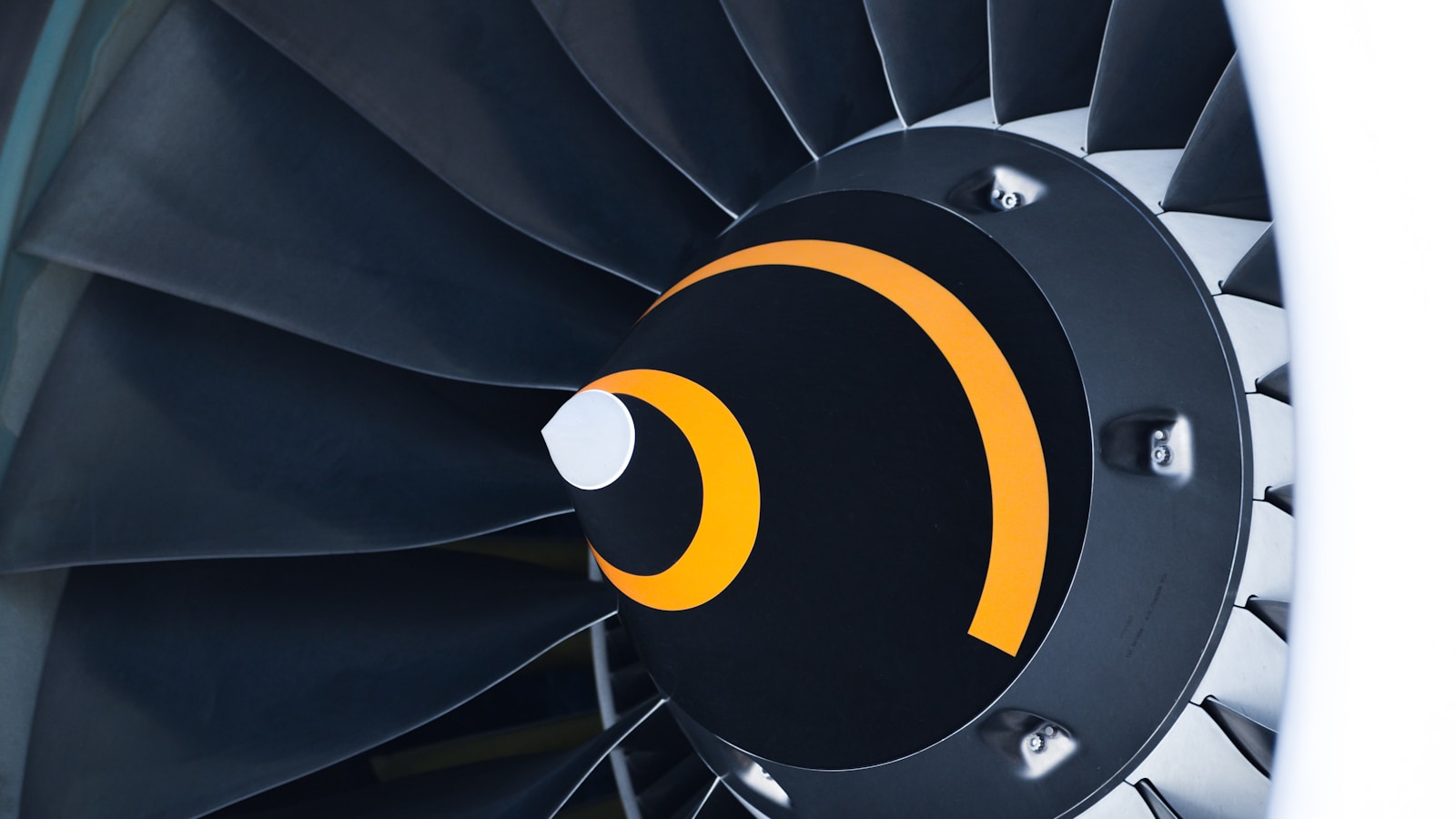 Réacteur d’avion illustrant les besoins de traduction technique dans l’aéronautique et l’ingénierie autour de Pau