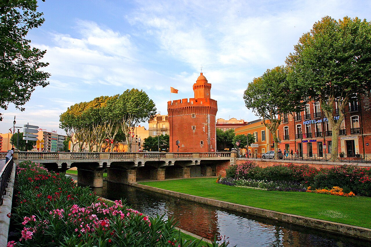 Le Castillet et le centre historique de Perpignan illustrant la traduction touristique et internationale