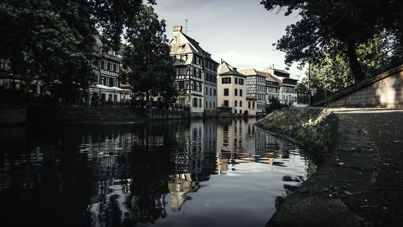 Canal et maisons de la Petite France à Strasbourg, ville ouverte aux échanges internationaux