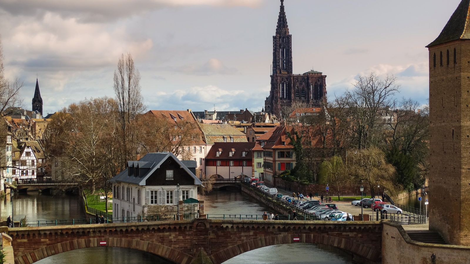 Vue de Strasbourg et de sa cathédrale dans un environnement européen et international