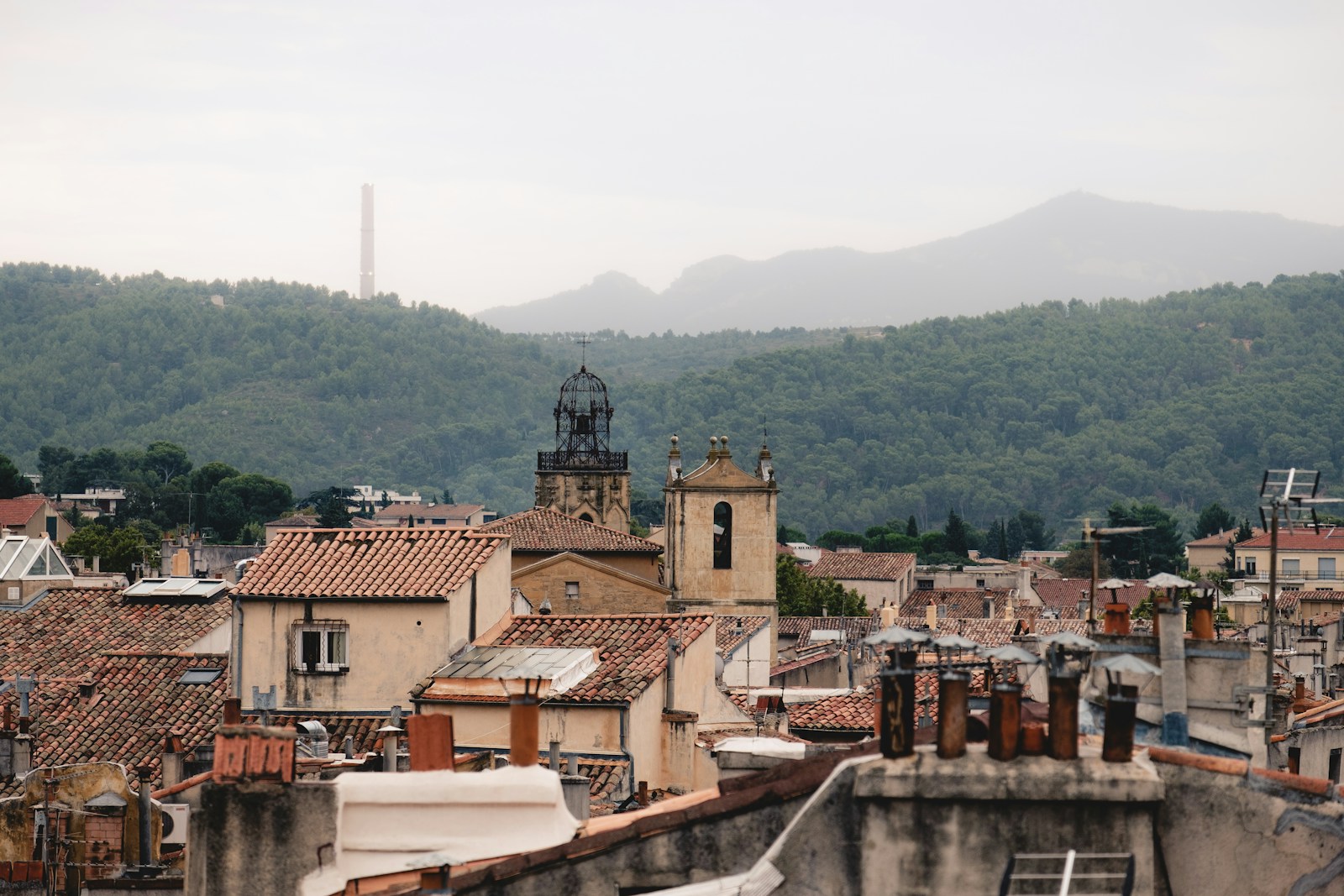 Aix-en-Provence vue aérienne – agence de traduction Vue aérienne d’Aix-en-Provence et de ses toits provençaux
