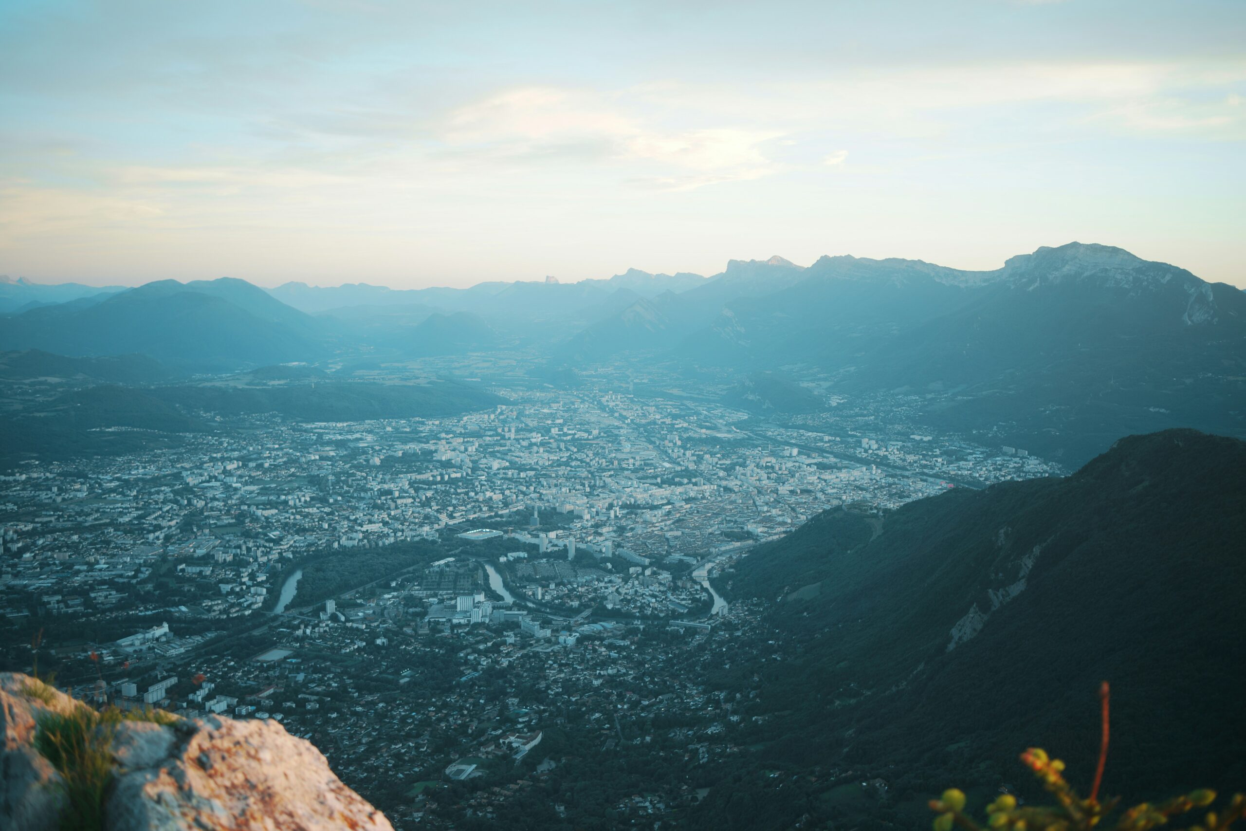 Grenoble et les Alpes – agence de traduction Lexicalis Vue panoramique de Grenoble entourée des Alpes au crépuscule