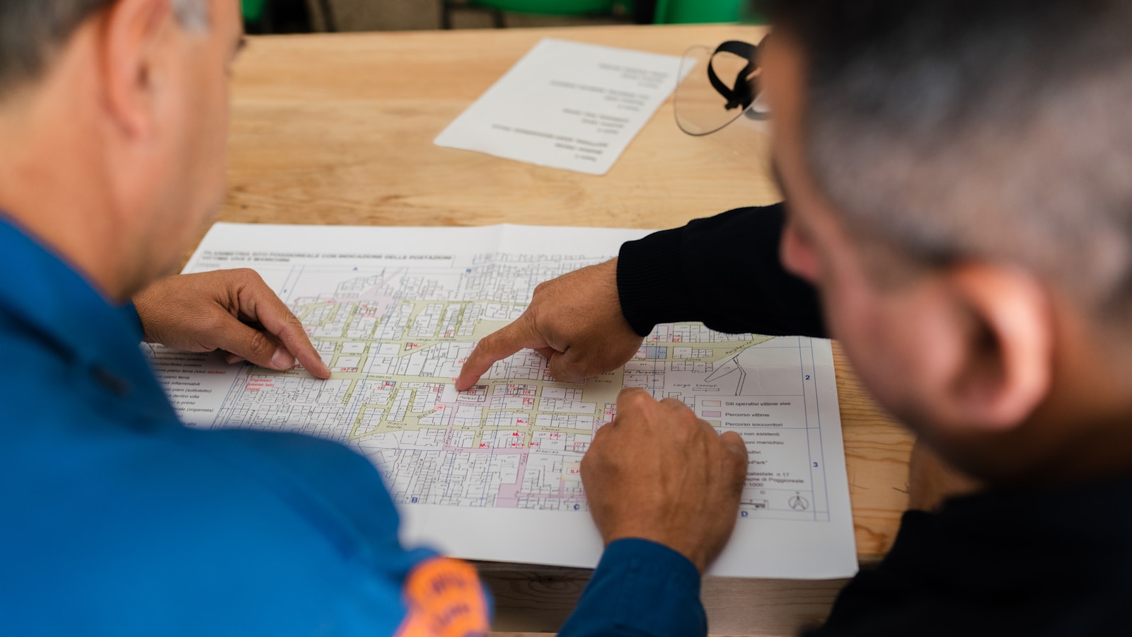 Équipe d’ingénierie travaillant sur des documents techniques pour illustrer la traduction maritime à Brest