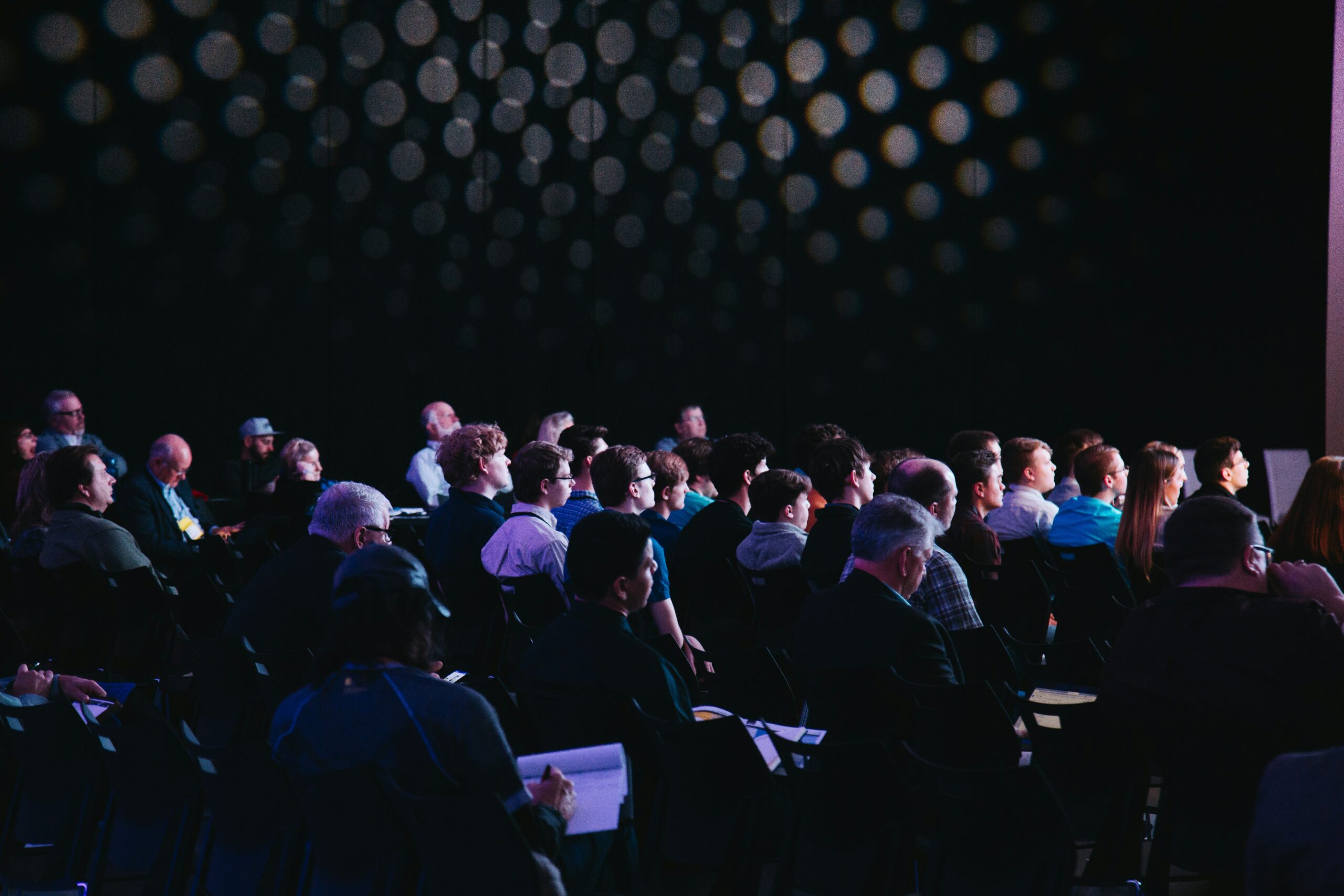 Interprétation de conférences et réunions à Grenoble Intervenant prenant la parole lors d’une conférence internationale