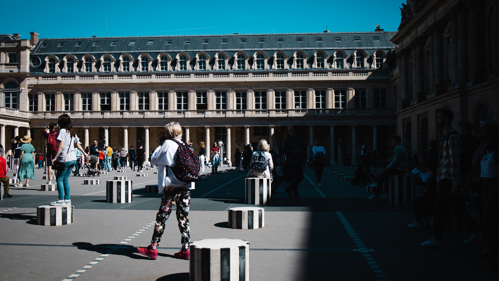 Étudiant sur un campus universitaire en France pour illustrer la mobilité internationale