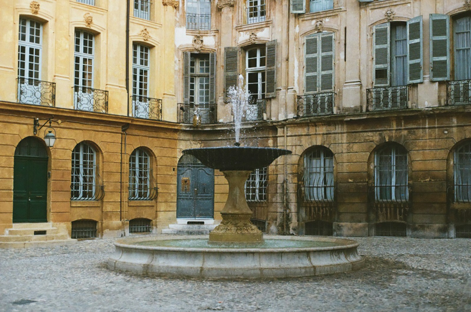 Place d’Albertas à Aix-en-Provence Place d’Albertas à Aix-en-Provence, au cœur du centre historique