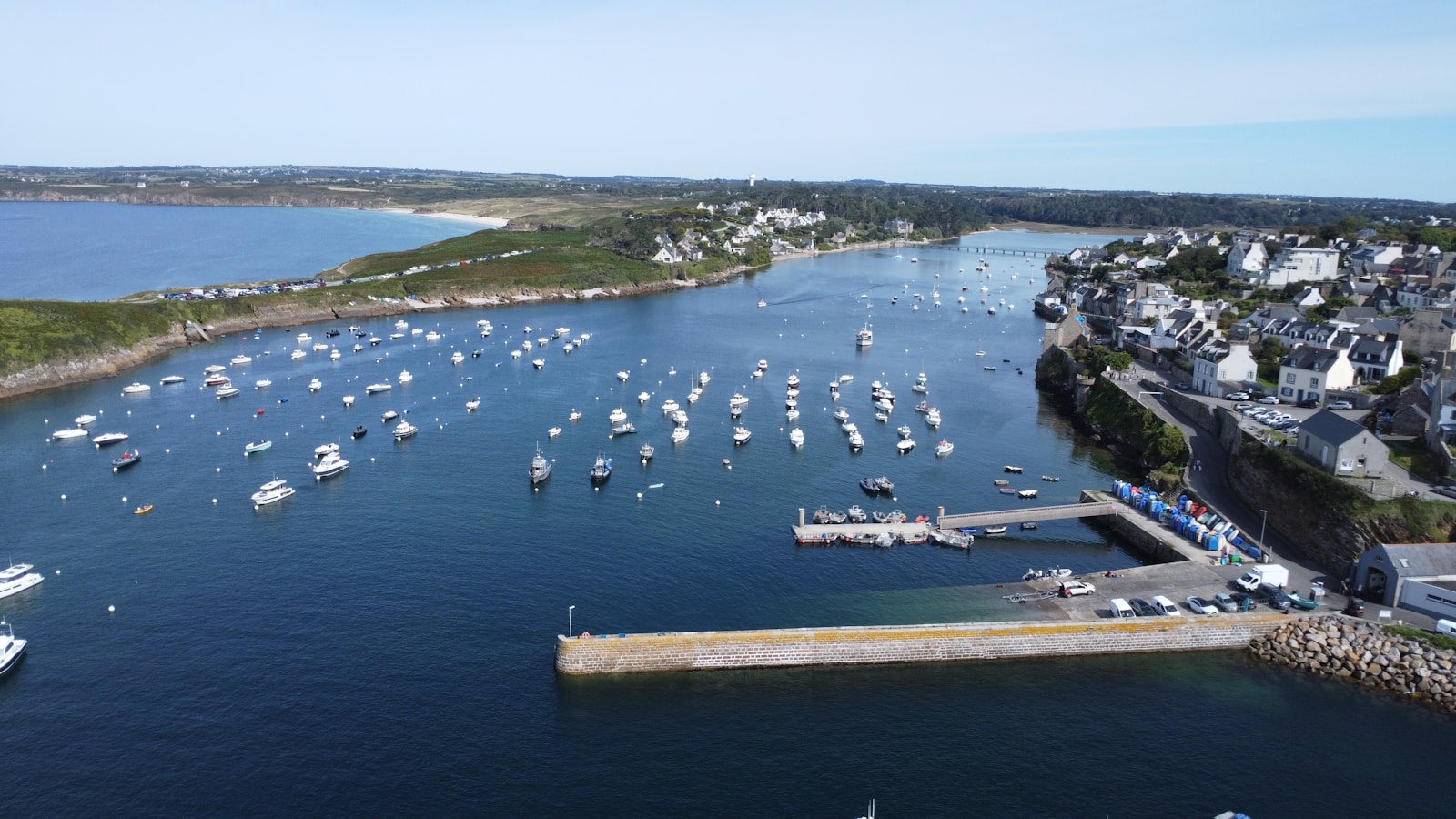 Vue portuaire à Brest illustrant les activités maritimes et les services de traduction