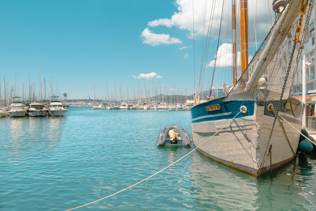 Voilier dans le port de Toulon illustrant les échanges maritimes internationaux