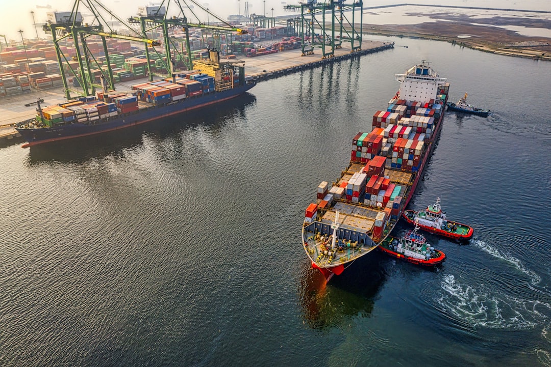Navire de fret et logistique portuaire illustrant les besoins de traduction au Havre