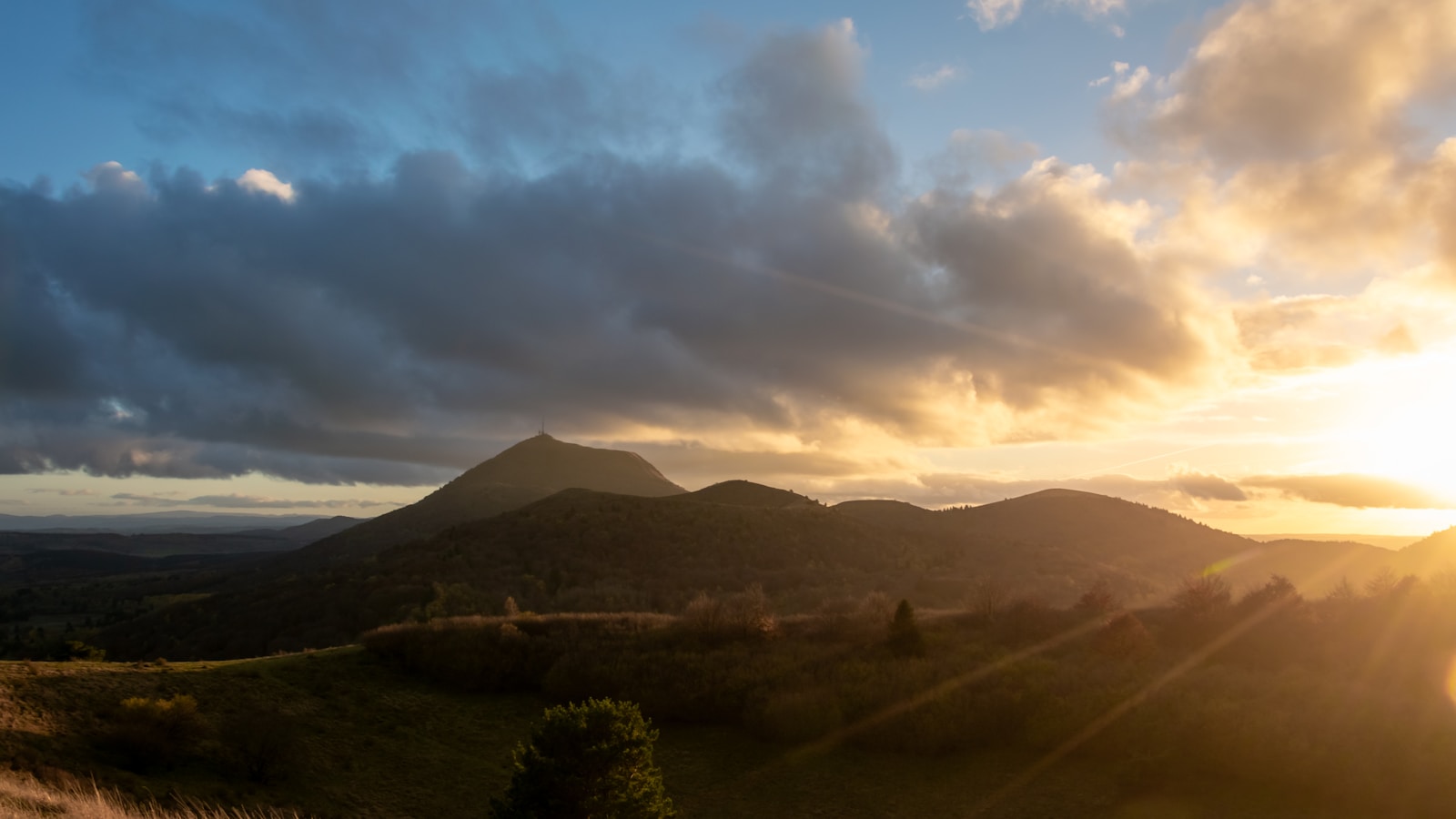 Vue du Puy de Dôme en Auvergne, près de Clermont-Ferrand