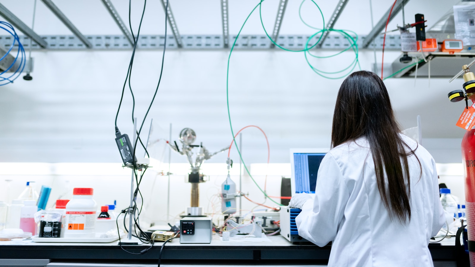 Ingénieure en laboratoire illustrant les besoins de traduction technique et scientifique à Nancy