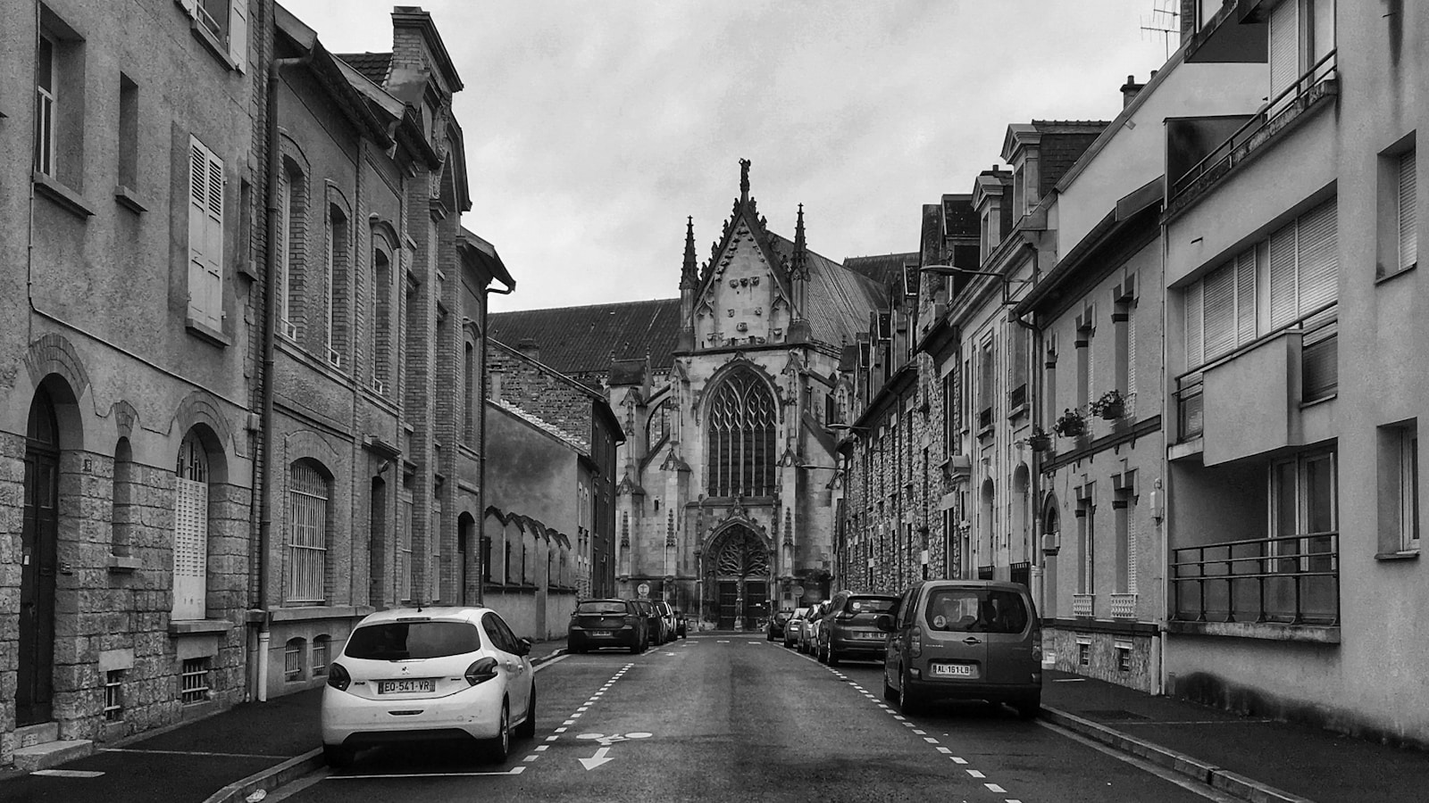 Rue du centre-ville de Reims illustrant les services de traduction Lexicalis