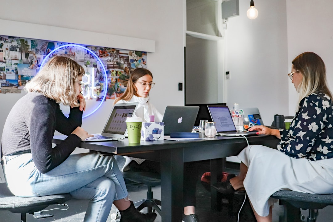 Réunion professionnelle internationale illustrant un projet de traduction au Havre