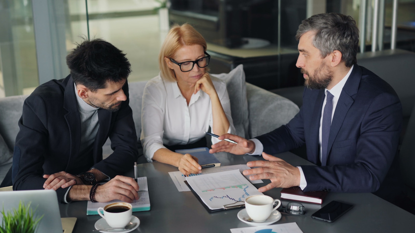 Réunion professionnelle internationale illustrant les besoins de traduction des entreprises à Reims