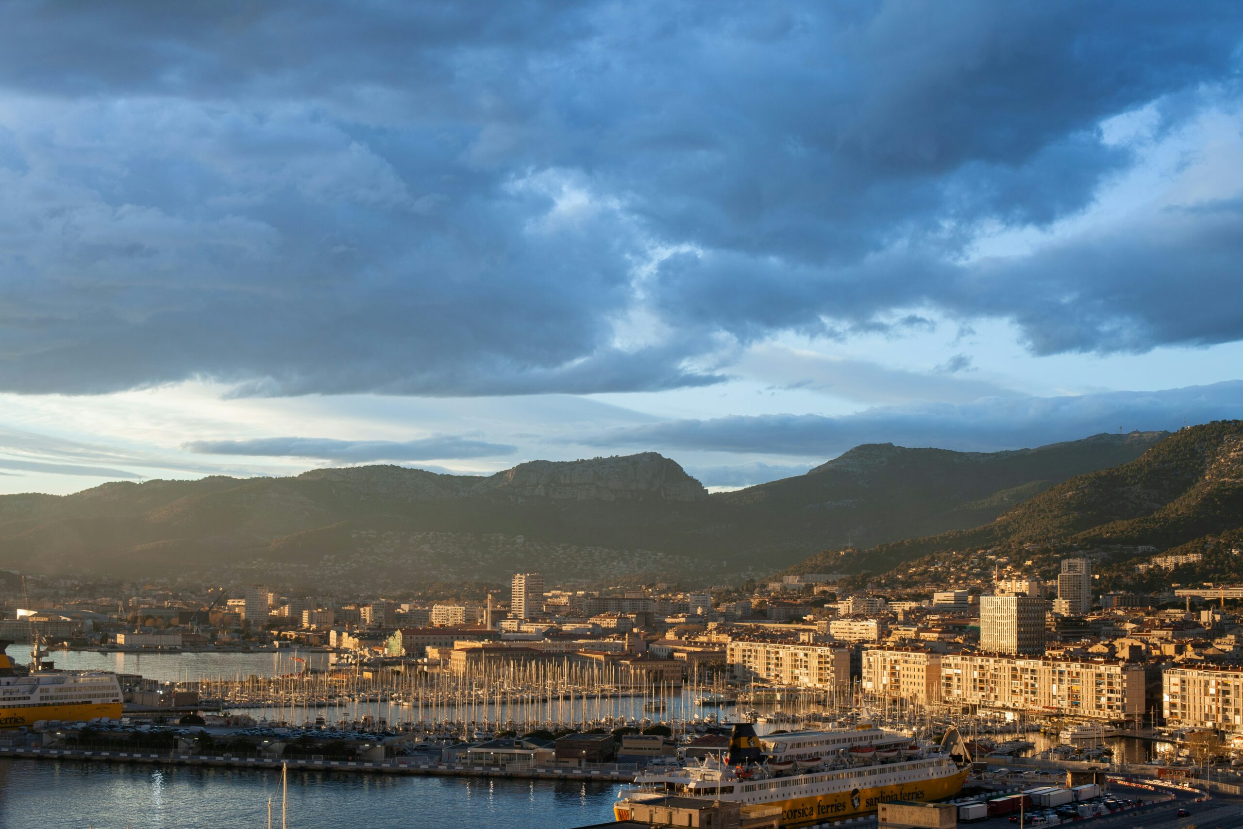 Vue de Toulon et de sa rade en Méditerranée