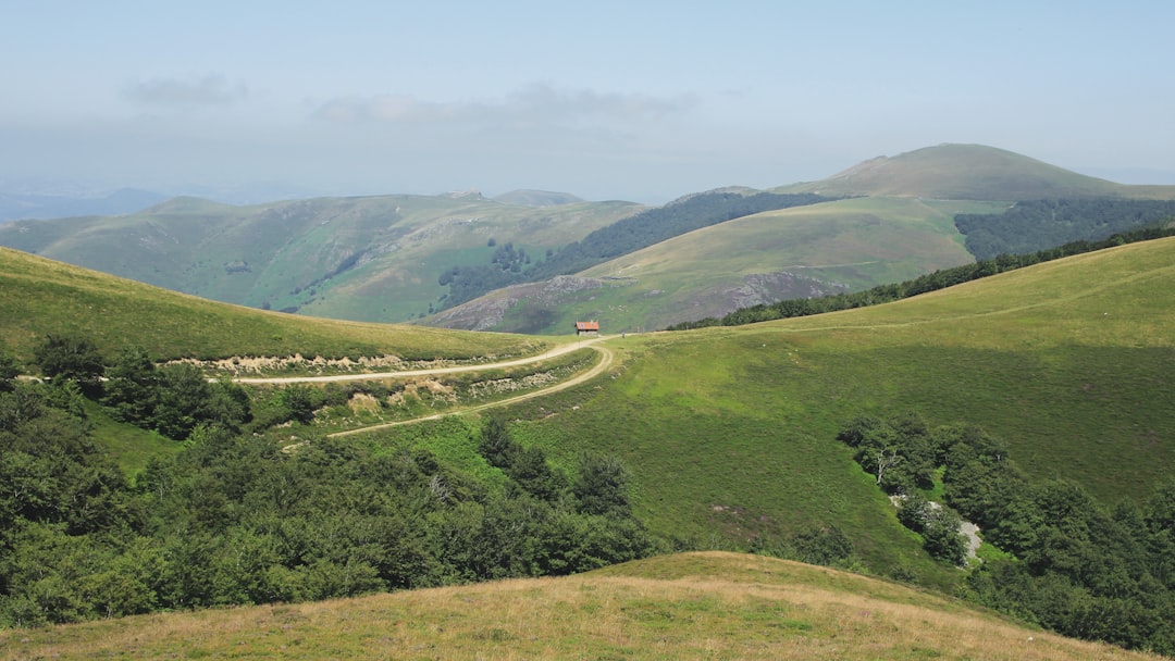Paysage des Pyrénées entre la France et l’Espagne illustrant les échanges transfrontaliers de Perpignan