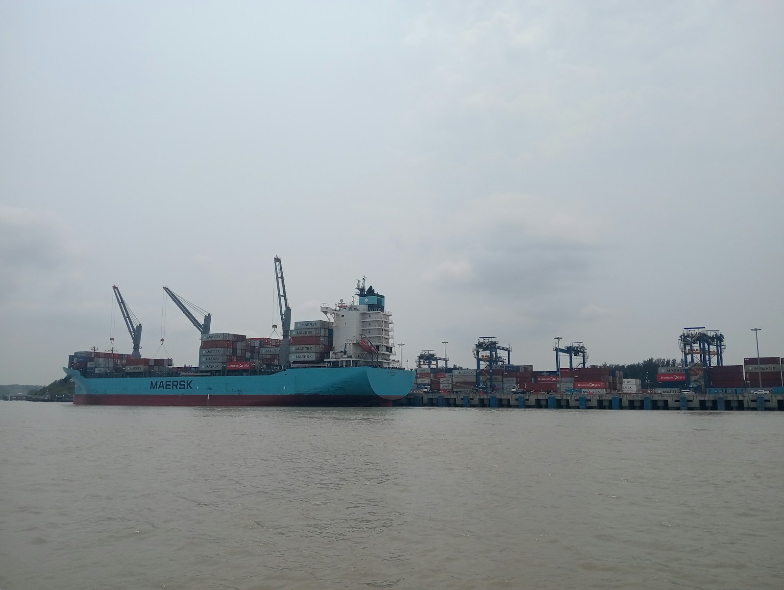 Terminal portuaire et logistique illustrant les échanges internationaux autour de Rouen