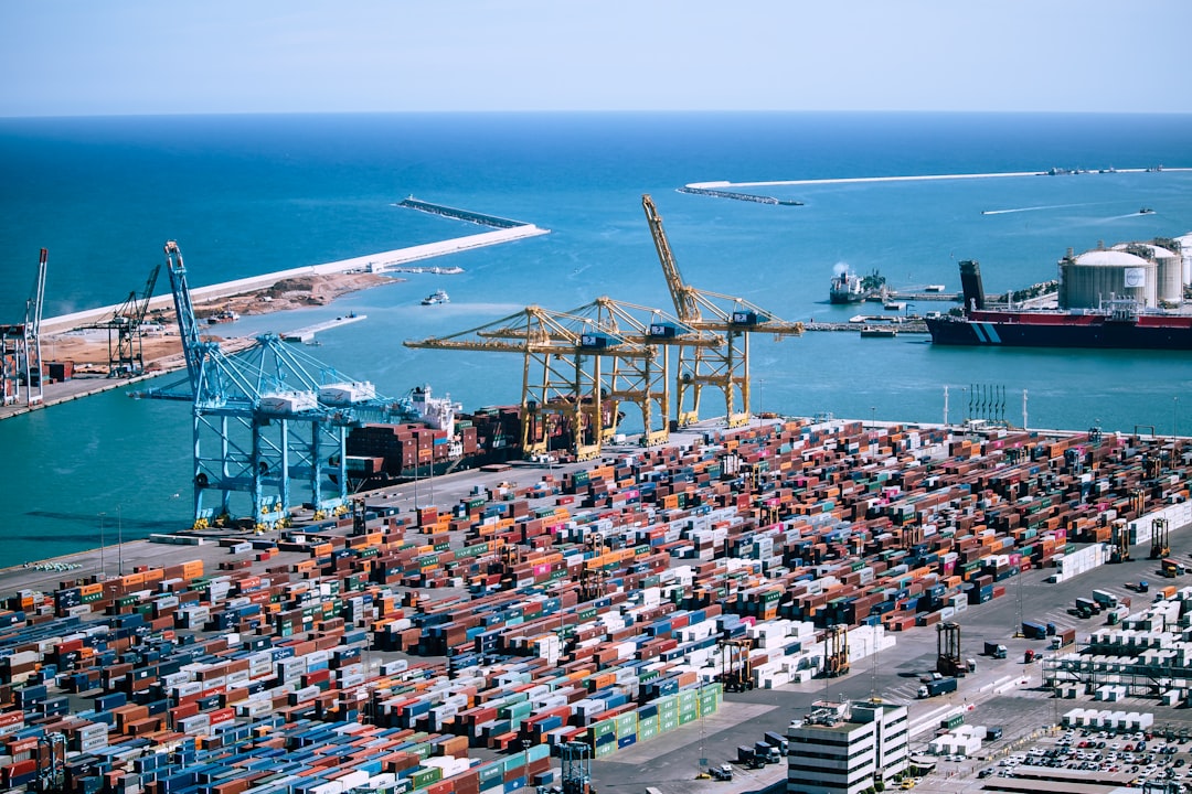 Port et infrastructures maritimes illustrant les besoins de traduction technique à Toulon