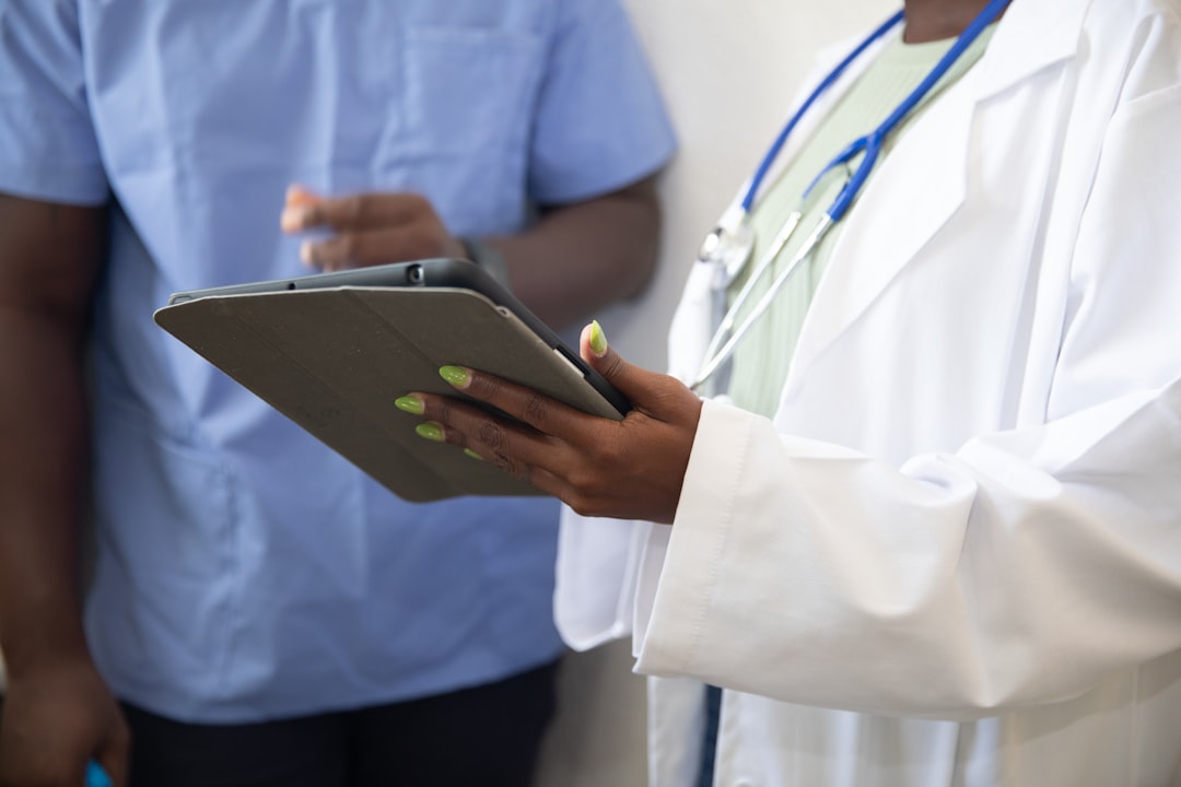 Professionnels consultant des informations médicales illustrant la traduction spécialisée à Nîmes